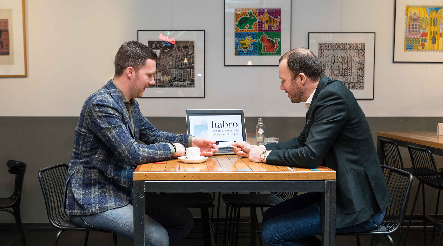 Mkb’er bespreekt personeelsverzekeringen met adviseur